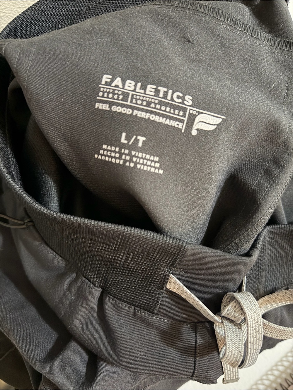 Women’s Fabletics Scrub Set - Picture 7 of 7